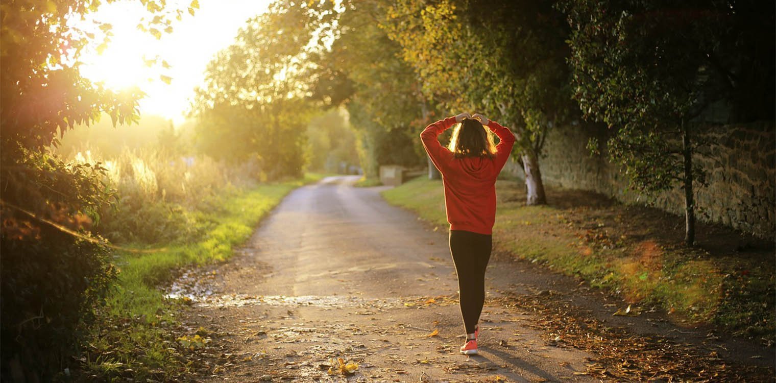 Forest bathing: Όλα τα οφέλη μιας φθινοπωρινής βόλτας στη φύση