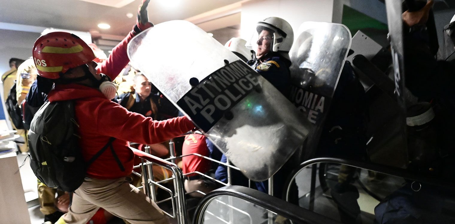 Χημικά από τα ΜΑΤ στο Υπουργείο Πολιτικής Προστασίας: Απόπειρα εκκένωσης της κατάληψης των εποχικών πυροσβεστών 