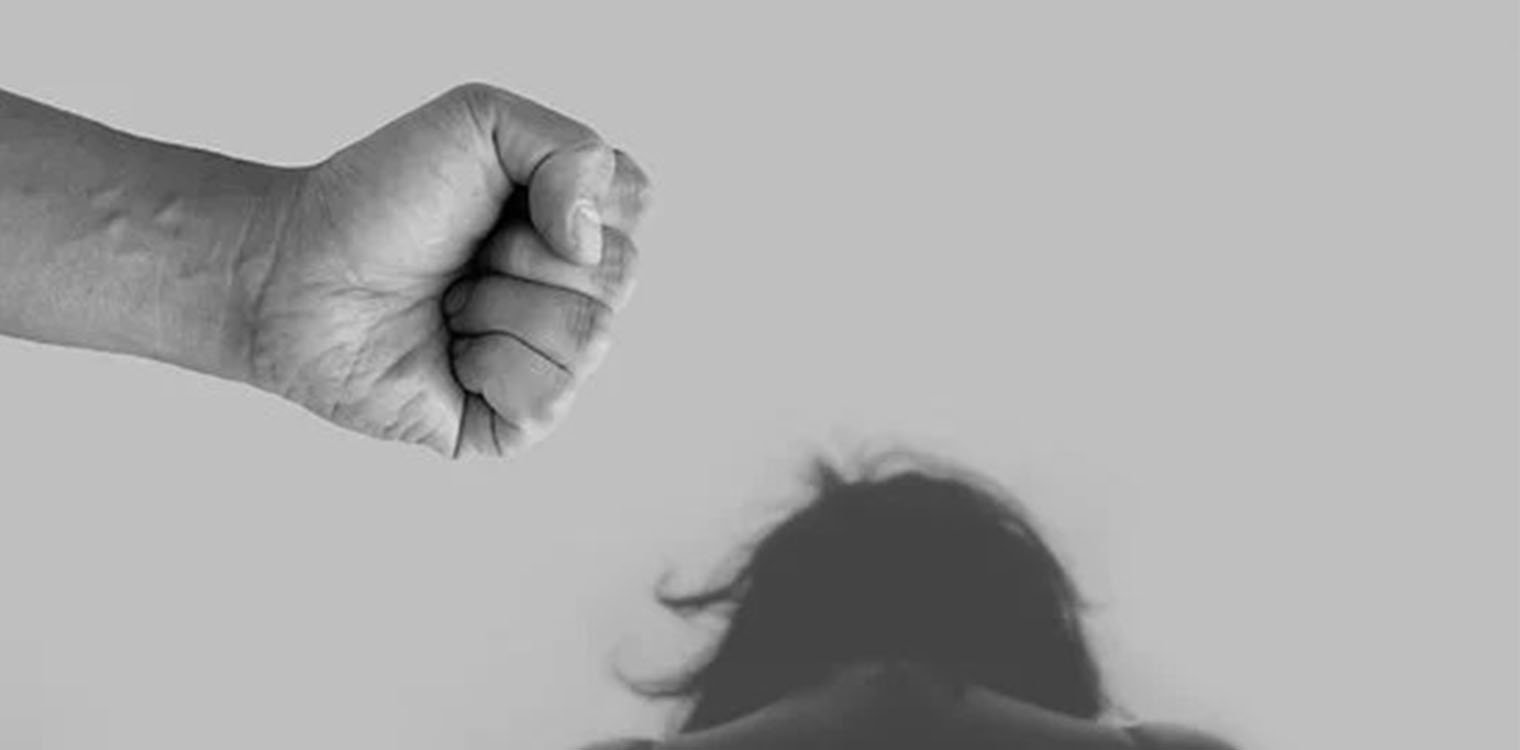 Ενδοοικογενειακή βία: Με είχε κλεισμένη για να μη φανούν σημάδια από τα χτυπήματα, κατήγγειλε 24χρονη στην Κρήτη