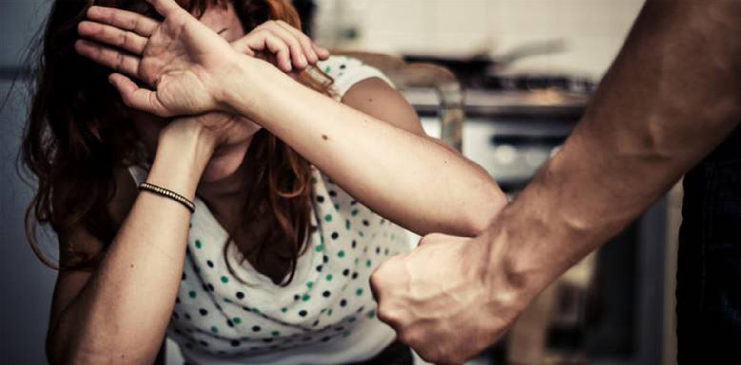 Χειροπέδες σε 44χρονο για ενδοοικογενειακή βία – Χτύπησε τη σύζυγο και τις κόρες του
