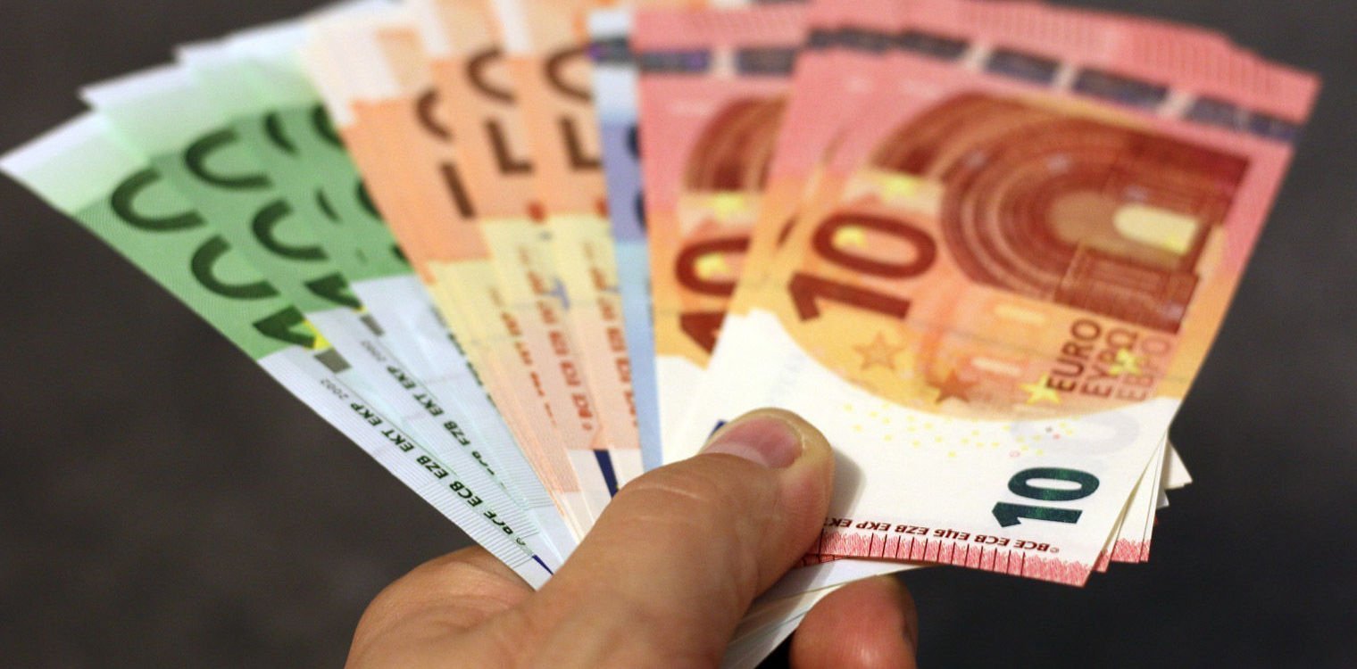 ΟΠΕΚΑ: Καταβάλλονται σήμερα κοινωνικά επιδόματα συνολικού ύψους 316,7 εκατ. ευρώ