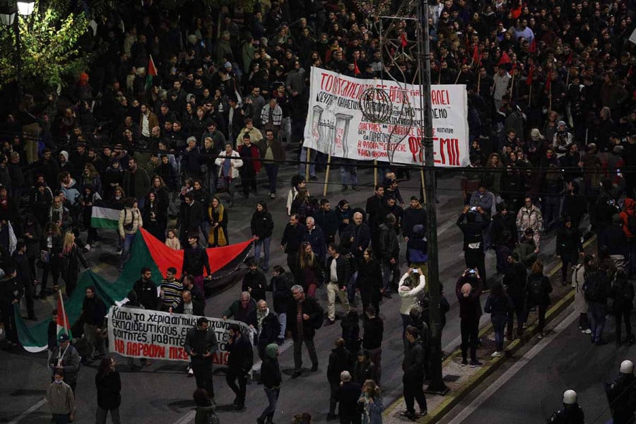 Πολυτεχνείο: Στην Αμερικανική πρεσβεία η πορεία - Νωρίτερα έφτασε η αιματοβαμμένη σημαία