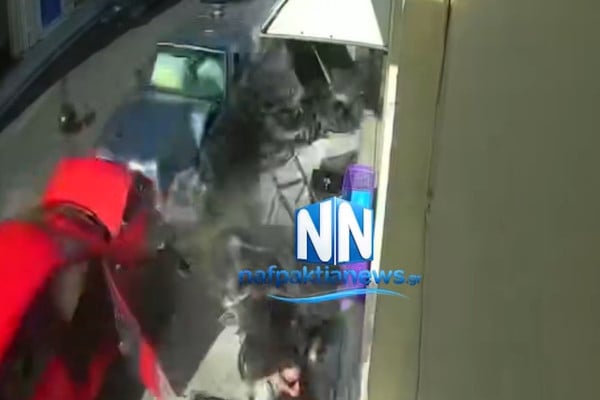 Μητέρα και κόρη είχαν άγιο - Σοκαριστικό βίντεο από τροχαίο στη Ναύπακτο