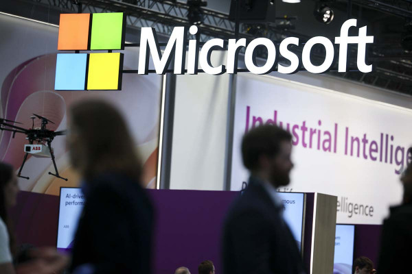 Πρόεδρος Microsoft: Το γάλα υπόκειται σε αυστηρότερες ρυθμίσεις απ’ ό,τι η τεχνητή νοημοσύνη