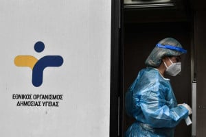 ΕΟΔΥ: Συνεχίζεται η έξαρση της γρίπης – 514 εισαγωγές στα νοσοκομεία με κορονοϊό και 14 θάνατοι