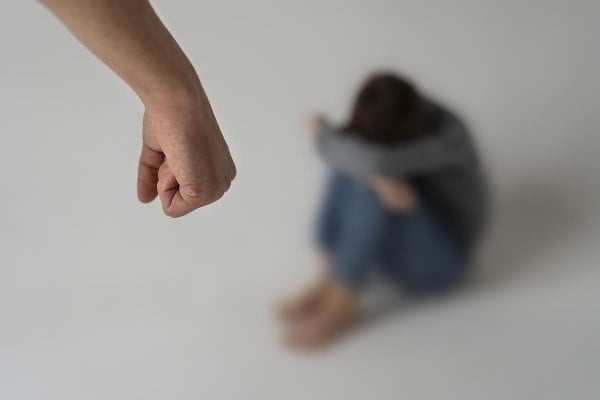 Ηράκλειο: Εφιάλτης για 3 ανήλικα - Συνελήφθη η μητέρα κι ο σύντροφός της για ενδοοικογενειακή βία