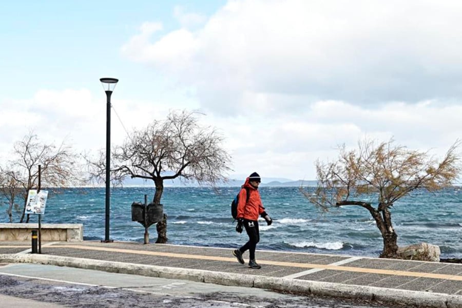 «Χειμωνιάτικο» Σαββατοκύριακο με καταιγίδες, μποφόρ και πτώση της θερμοκρασίας