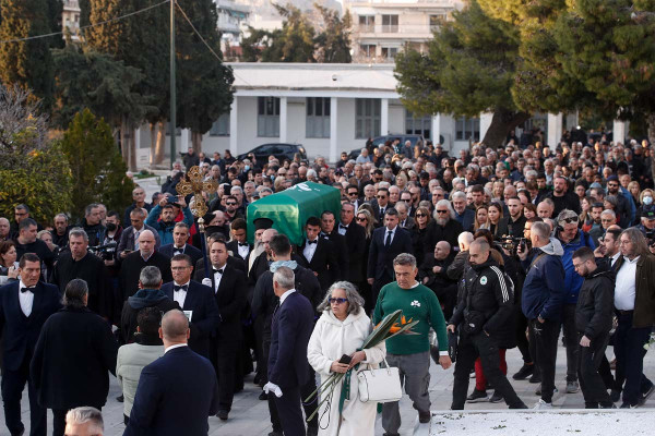 Μίμης Δομάζος: Συγκίνηση, χειροκροτήματα και λουλούδια στο τελευταίο «αντίο» στον «Στρατηγό»