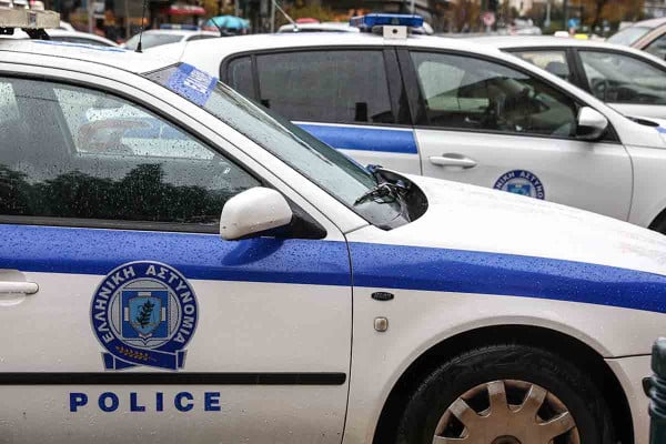 Μενίδι: 25χρονος «καρφώθηκε» με το αυτοκίνητό του σε παιδική χαρά και την γκρέμισε