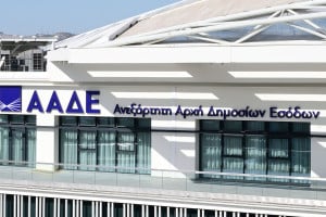 ΑΑΔΕ: Εσωτερική έρευνα για τον εμπλεκόμενο υπάλληλο σε κύκλωμα λαθρεμπορίας ποτών