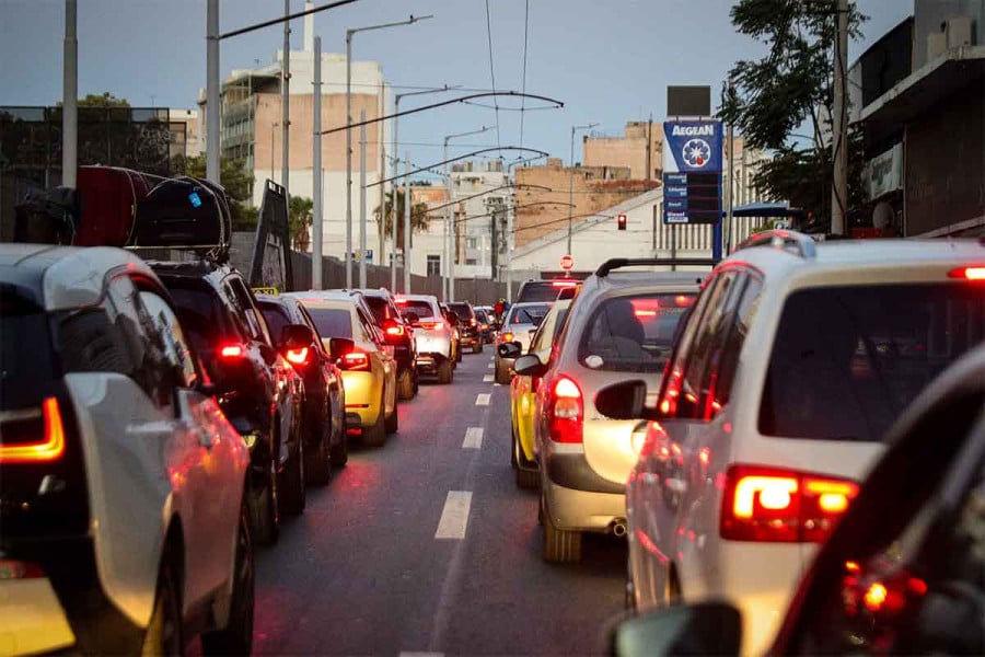 Έλληνες οδηγοί: Παίρνουν το αυτοκίνητο ακόμη και για μικρές αποστάσεις - Οι συνέπειες στην υγεία