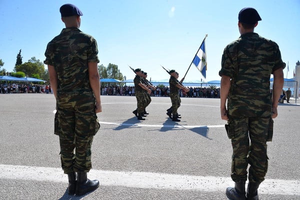 Συγχωνεύσεις στρατοπέδων, 500 εκατ. ευρώ εξοικονόμηση και νέες αυξήσεις