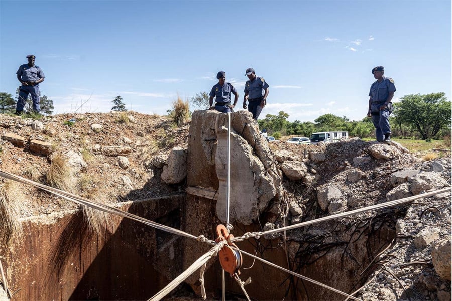 Επιχείρηση διάσωσης σε παράνομο ορυχείο χρυσού στη Νότια Αφρική - Ανέσυραν 36 πτώματα και 82 επιζώντες