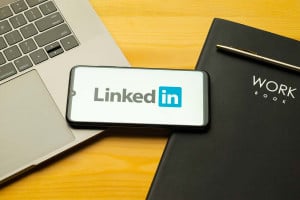 Το LinkedIn κατηγορείται ότι χρησιμοποιεί ιδιωτικά μηνύματα για να εκπαιδεύσει την AI