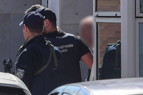 Στην Ευελπίδων ο 89χρονος, οδηγείται ενώπιον του εισαγγελέα – «Δεν είχα σκοπό να σκοτώσω» (βίντεο)