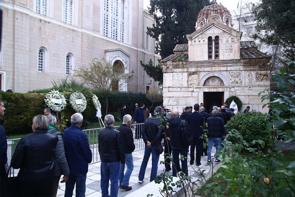 Μίμης Δομάζος - κηδεία: Ραγίζουν καρδιές στο λαϊκό προσκύνημα - Αλαφούζος, Φώτης Ιωαννίδης και η κόρη του στους επικήδειους (upd)