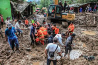 Τουλάχιστον 16 νεκροί και 7 αγνοούμενοι από πλημμύρες και κατολισθήσεις στην Ινδονησία