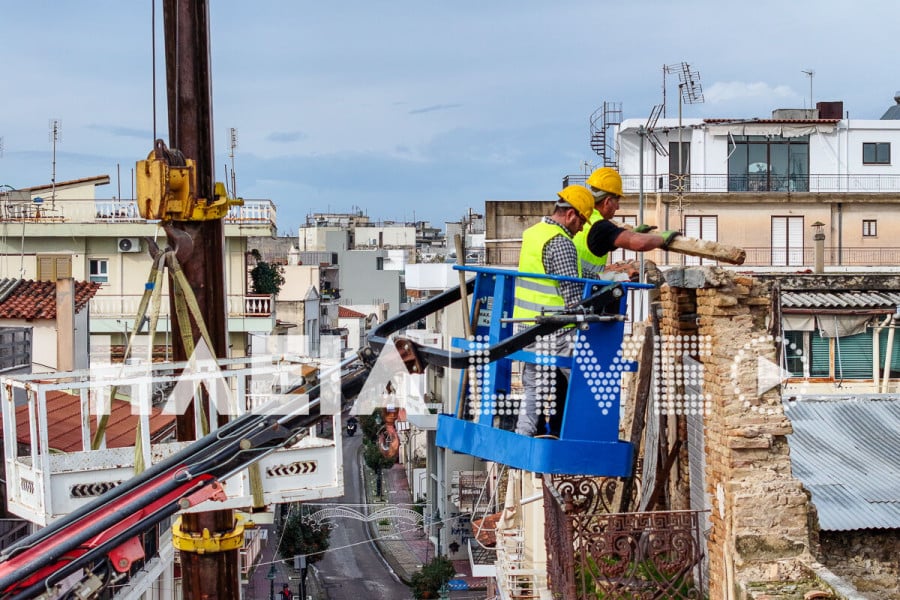 Πύργος: Με &quot;χειρουργικές&quot; κινήσεις η καθαίρεση της σοφίτας του κτιρίου Παπαγιάννη (photos)