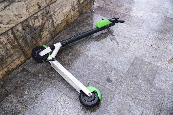 Ηράκλειο: Με κρανιοεγκεφαλικές κακώσεις 27χρονη μετά από σοβαρό ατύχημα με πατίνι στην Αμμουδάρα