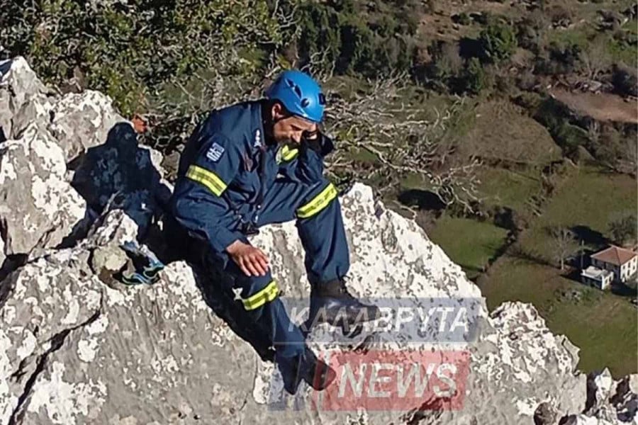 Καλάβρυτα: 14 κατσίκια περίμεναν 4 μέρες τον πυροσβέστη - σωτήρα τους σε 80 μέτρα βράχια (video)