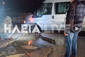 Προβλήματα από την κακοκαιρία - "Άνοιξε" η οδός Πολυτεχνείου και έπεσε μέσα βανάκι - Κόλλησε αυτοκίνητο στην Ξυλοκέρα