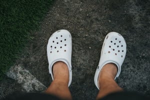 Crocs: Γιατί το 2024 ήταν η χρονιά των «άσχημων παπουτσιών»