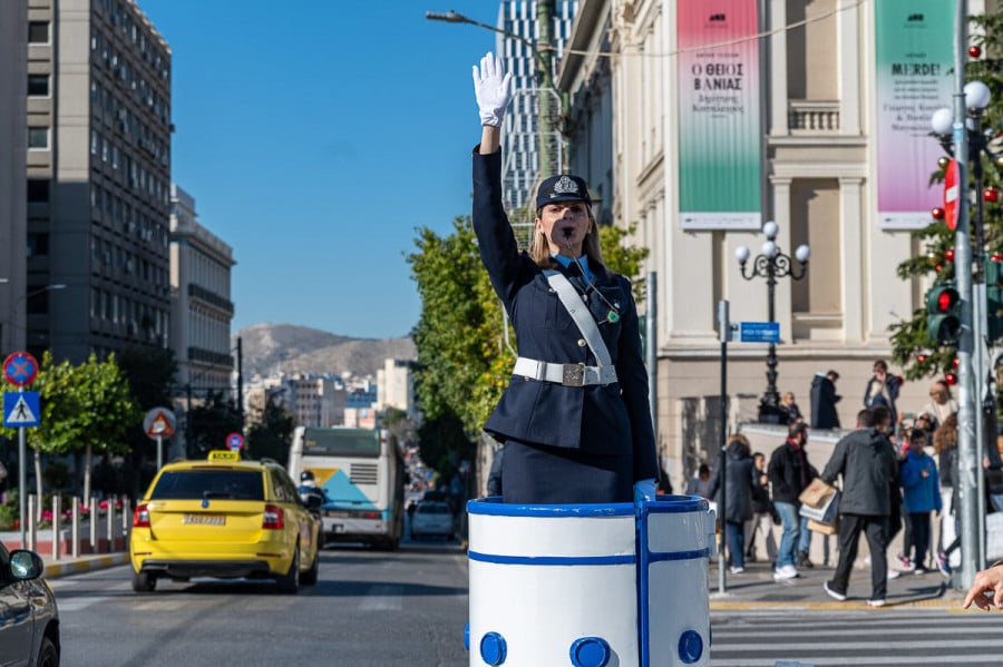 Εθιμοτυπική προσφορά δώρων σε τροχονόμους σε διάφορα σημεία της Αττικής