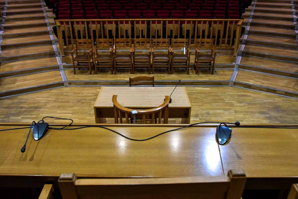 Νάουσα: Φωτιστικό έπεσε στο κεφάλι δικηγόρου κατά τη διάρκεια δίκης στο Πρωτοδικείο