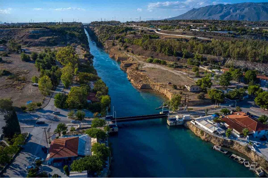 Ισθμός: Άνδρας να αυτοκτονήσει πηδώντας στο κανάλι – Διαπραγματευτής της ΕΛΑΣ στο σημείο