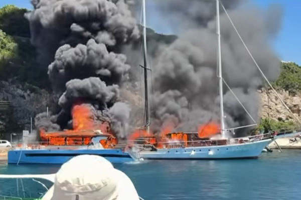 Φωτιά σε τουριστικά σκάφη στους Παξούς: Πώς ένας καπετάνιος έδωσε 4 τουρίστες - Βίντεο
