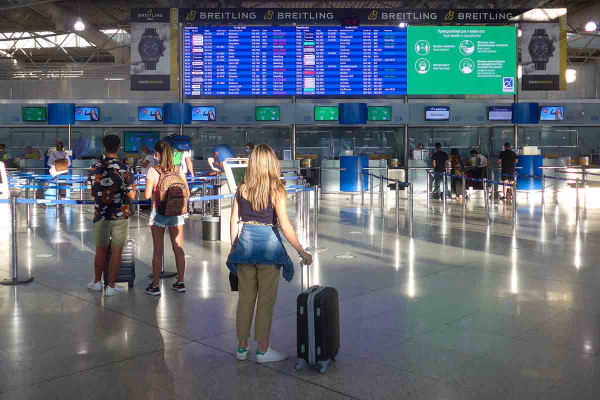 Τουρισμός: Πτώση για πρώτη φορά μετά την πανδημία στις διεθνείς αεροπορικές αφίξεις του Απριλίου