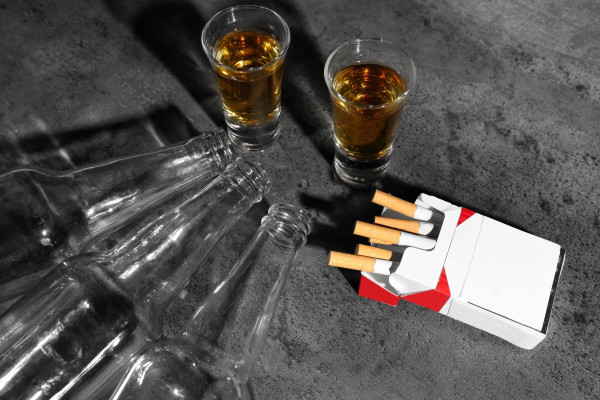 «Μεγάλος αδελφός» για τσιγάρα και ποτά: Τι αλλάζει από 16 Απριλίου