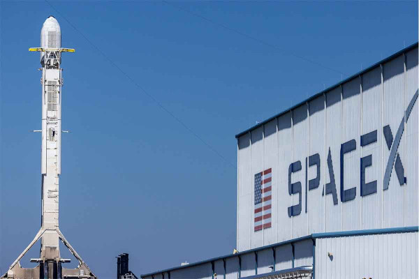 SpaceX: O Μασκ αλλάζει προτεραιότητα – Σχεδιάζει «πόλη στη Σελήνη» πριν επεκταθεί στον Άρη