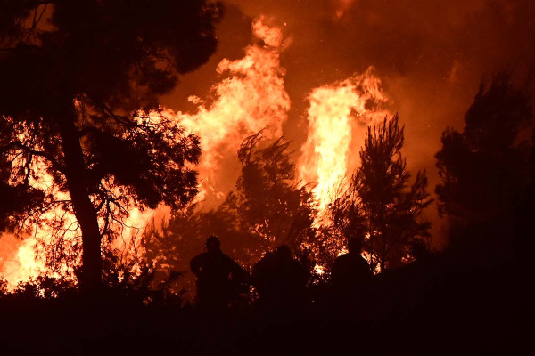 Φωτιά σε Βοιωτία και Αττική: Δύο συλλήψεις - Σπινθήρες από ανεμογεννήτριες προκάλεσαν τη λαίλαπα