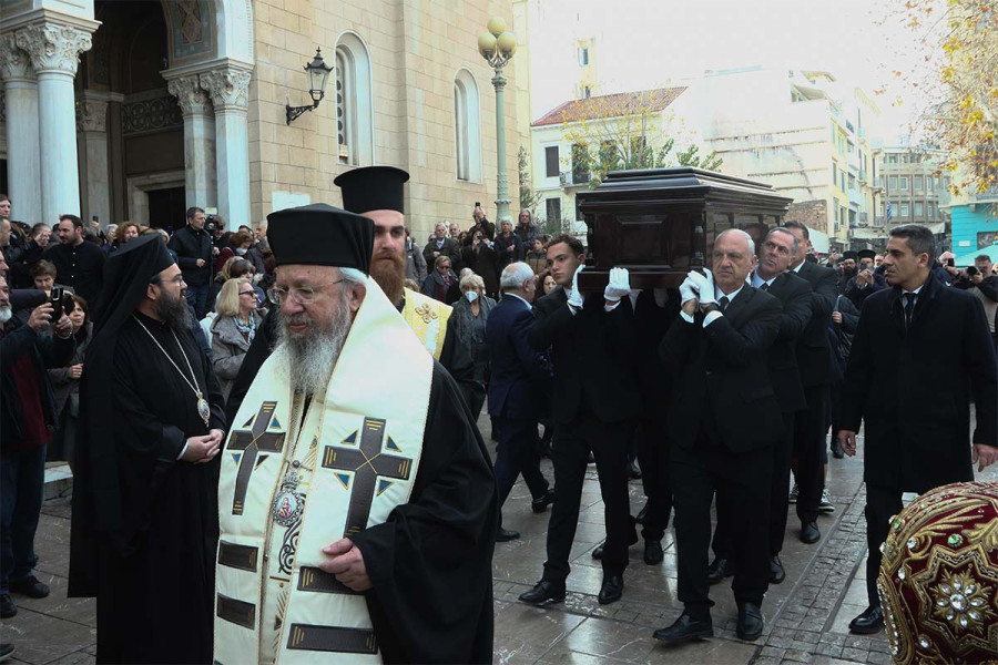 Πλήθος κόσμου αποχαιρετά τον Αρχιεπισκόπο Αλβανίας Αναστάσιο στην Κακαβιά - Τριήμερο λαϊκό προσκύνημα στα Τίρανα