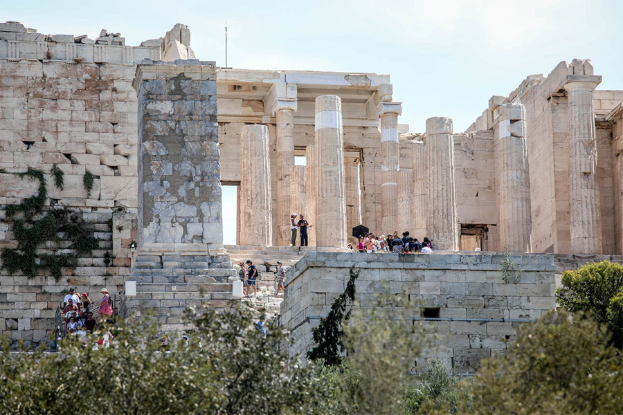 Οι τουρίστες δεν ξεχνούν την Ελλάδα, αλλά ανησυχούν για την κλιματική αλλαγή – Έρευνα του ΙΝΣΕΤΕ