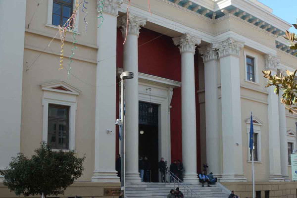 Πάτρα: Νεαρός επιχείρησε να μπει στα Δικαστήρια με μαχαίρι!
