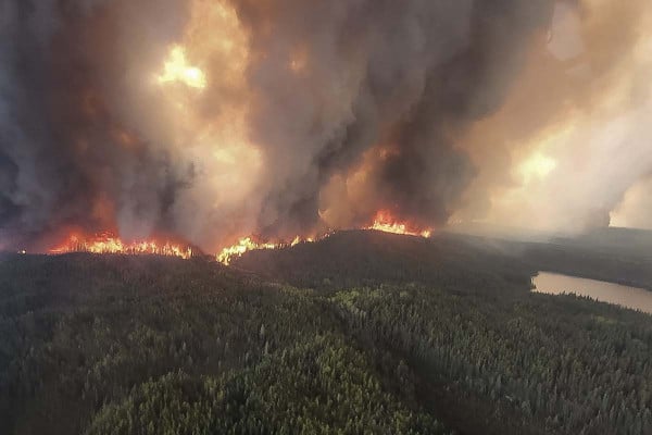 Ξέσπασμα Τραμπ κατά του Καναδά για τις φωτιές: «Μας μολύνετε» – Απειλεί με νέους δασμούς
