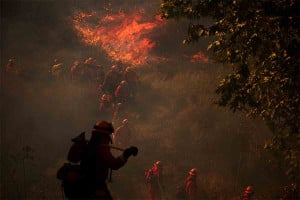 Φωτιά στην Καλιφόρνια: Πάνω από 100 σπίτια έγιναν παρανάλωμα του πυρός κοντά στο Λος Άντζελες