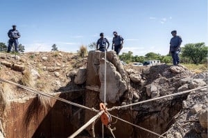 Τραγωδία στη Νότια Αφρική: Τουλάχιστον 60 πτώματα ανέσυραν οι διασώστες από παράνομο χρυσωρυχείο