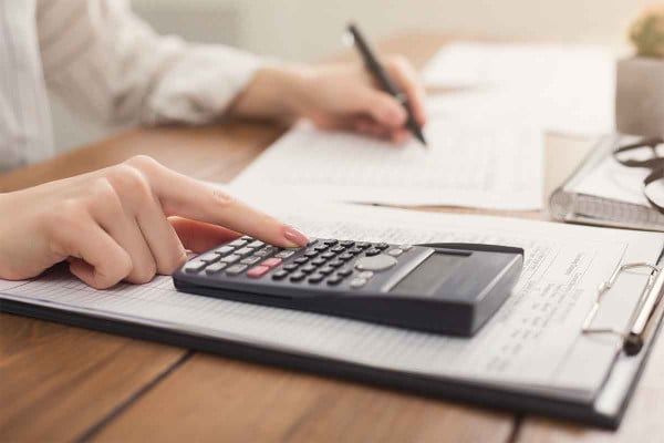 Ποιες φοροελαφρύνσεις «κλειδώνουν» για το 2027: Τι αλλάζει σε τεκμήρια και φόρο εισοδήματος