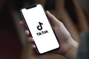 «Καθαρή μυθοπλασία»: Η απάντηση του TikTok στην πρόταση του Μασκ να αγοράσει το μέσο