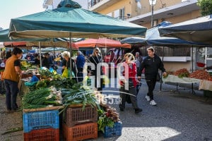 Πύργος: Η λαϊκή αγορά βιώνει κρίση – “Έρχονται και αγοράζουν 2-3 μήλα” δηλώνουν οι έμποροι