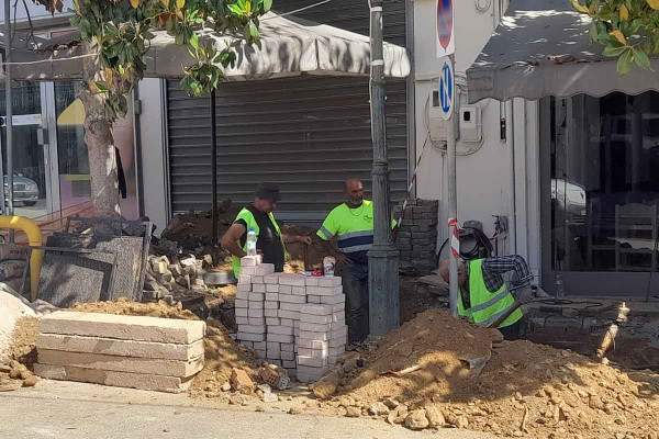 Στο Δήμο Ανδρίτσαινας-Κρεστένων Ξεκίνησε η εγκατάσταση σταθμών φόρτισης ηλεκτροκίνητων οχημάτων