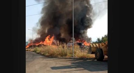 Τρίκαλα: Μεγάλη φωτιά και εκρήξεις στο Σταθμό Μεταφόρτωσης Απορριμμάτων (video)
