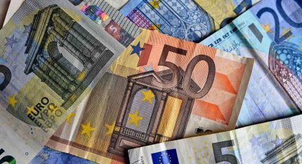 Μπαράζ πληρωμών από ΕΦΚΑ-ΔΥΠΑ: Καταβάλλονται συντάξεις και επιδόματα