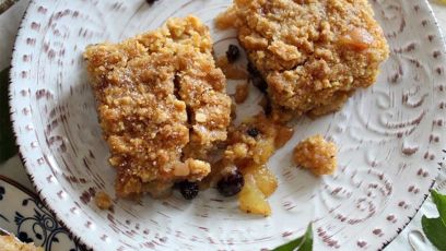 Φθινοπωρινό crumble με αχλάδια, μήλα και μούσλι 