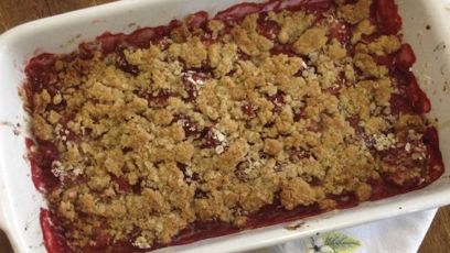 Crumble με νιφάδες βρώμης και φράουλες