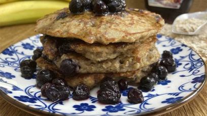 Pancakes βρώμης με μπανάνα και μύρτιλα (blueberries)