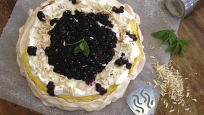 Pavlova με κρέμα λεμονιού (lemon curd) και σάλτσα από μύρτιλα (blueberries) 